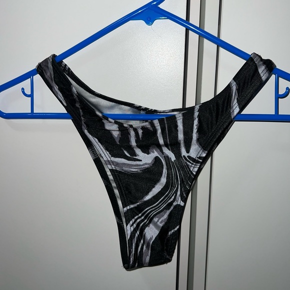 PrettyLittleThing Monochrome Zebra Swirl Print Beach Coverup & Bikini - Picture 4 of 7